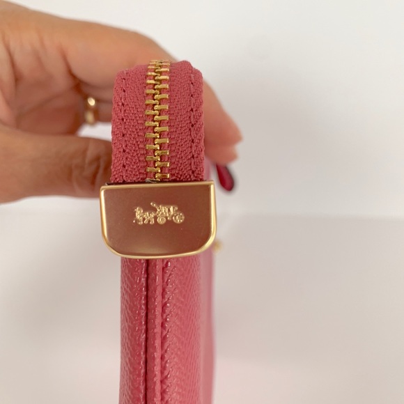 NWT COACH F73044 LARGE WRISTLET WITH GOLD CHAIN - Picture 4 of 8